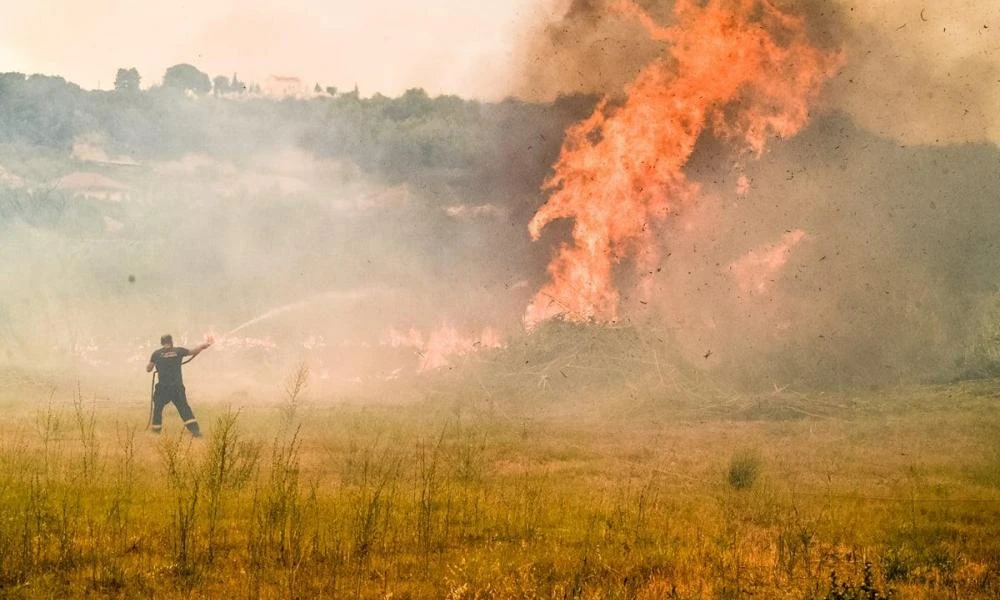 Σε δύο περιοχές η μεγάλη μάχη με τη φωτιά στην Ηλεία - 112 και μέσα στη νύχτα, πετάνε 7 εναέρια